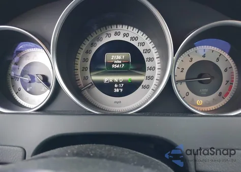 2013 Mercedes-Benz C 250 z USA, uszkodzony, nr VIN WDDGF4HB1DR292663